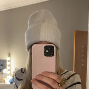 fin vit mössa🤍 - säljer denna fina mössa som aldrig är använd, lappen sitter kvar🥰☺️