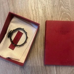 Valentino armband  - Armband från valentino i svart. Bra skick förutom att lädret släppt vilket syns på bild. Dock inget som syns när man har på sig armbandet. Ord pris 2700kr