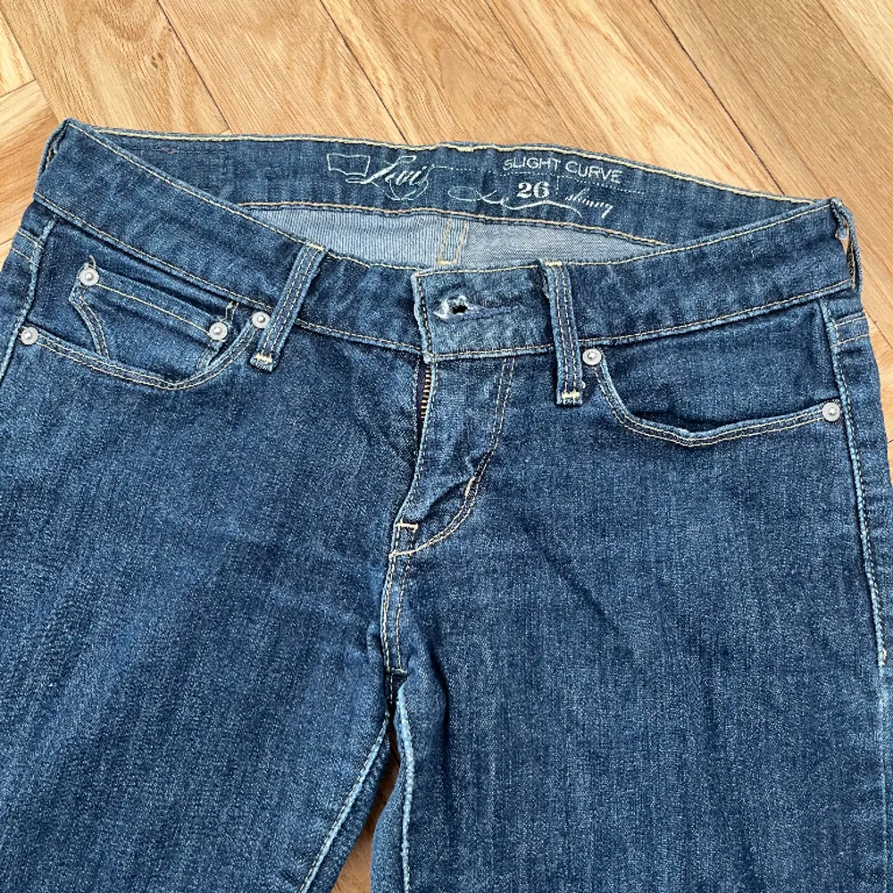 Super snygga jeans från Levi’s. Det är en tight modell, låg midja och mycket stretch. Dem är använda men är i bra skick. W26/L34 ✨🫶🏼  Köparen står för frakt! 📦 . Jeans & Byxor.