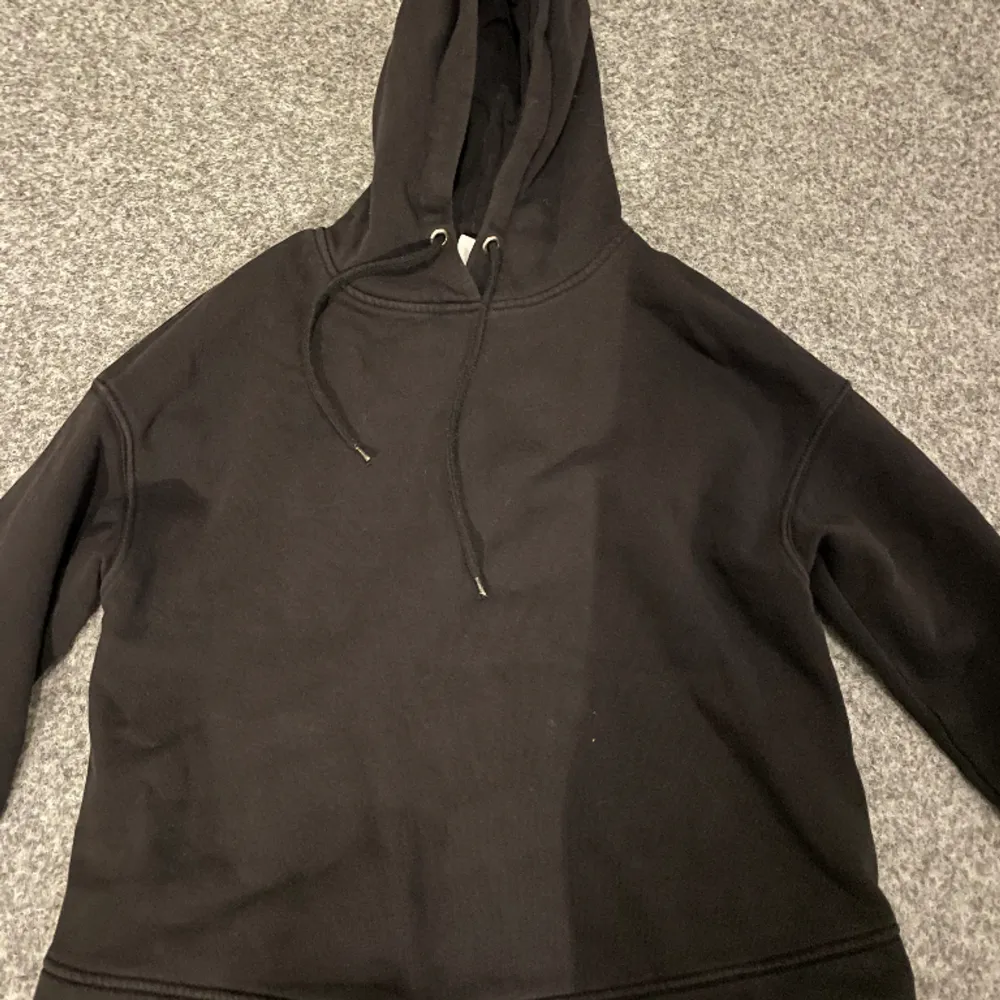 Säljer denna hoodie från Lindex i storlek xs pågrund av att den blivit för kort i armarna. Säljer för 100kr💗. Hoodies.
