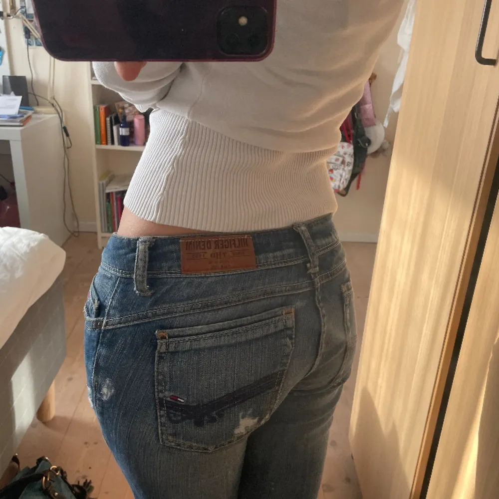 Lågmidjade jeans från Hilfiger Denim💖 supersnygga med lite revor💖 straight leg💖💖. Jeans & Byxor.