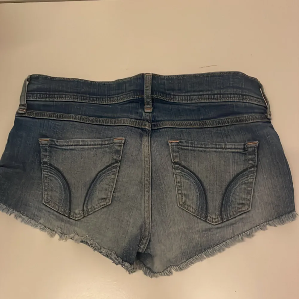 super fina lågmidjade jeans-shorts från hollister som inte säljs längre. säljer då de inte passar längre tyvärr💗midjestorleken är 25 ~ xs/s. Shorts.