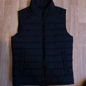 Superdry väst - Superdry väst i skick 9/10 nästan ny i storlek S men funkar även som M. Kan gå ner i pris vid snabb affär