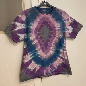 Batikmönstrad T-shirt - Häftig t-shirt i batikmönster ☮️✌️ Storlek M. 100% bomull. 