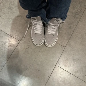 Vans - Jättebra skick!!! Aldrig använt därav att de va försmå tyvärr.. så sjukt snygga!!😍😍😍 passar till vår, sommar å höst!!😍😍 nypris 1200kr! Säljer billigt då jag inte tror att ja kommer få de sålda annars