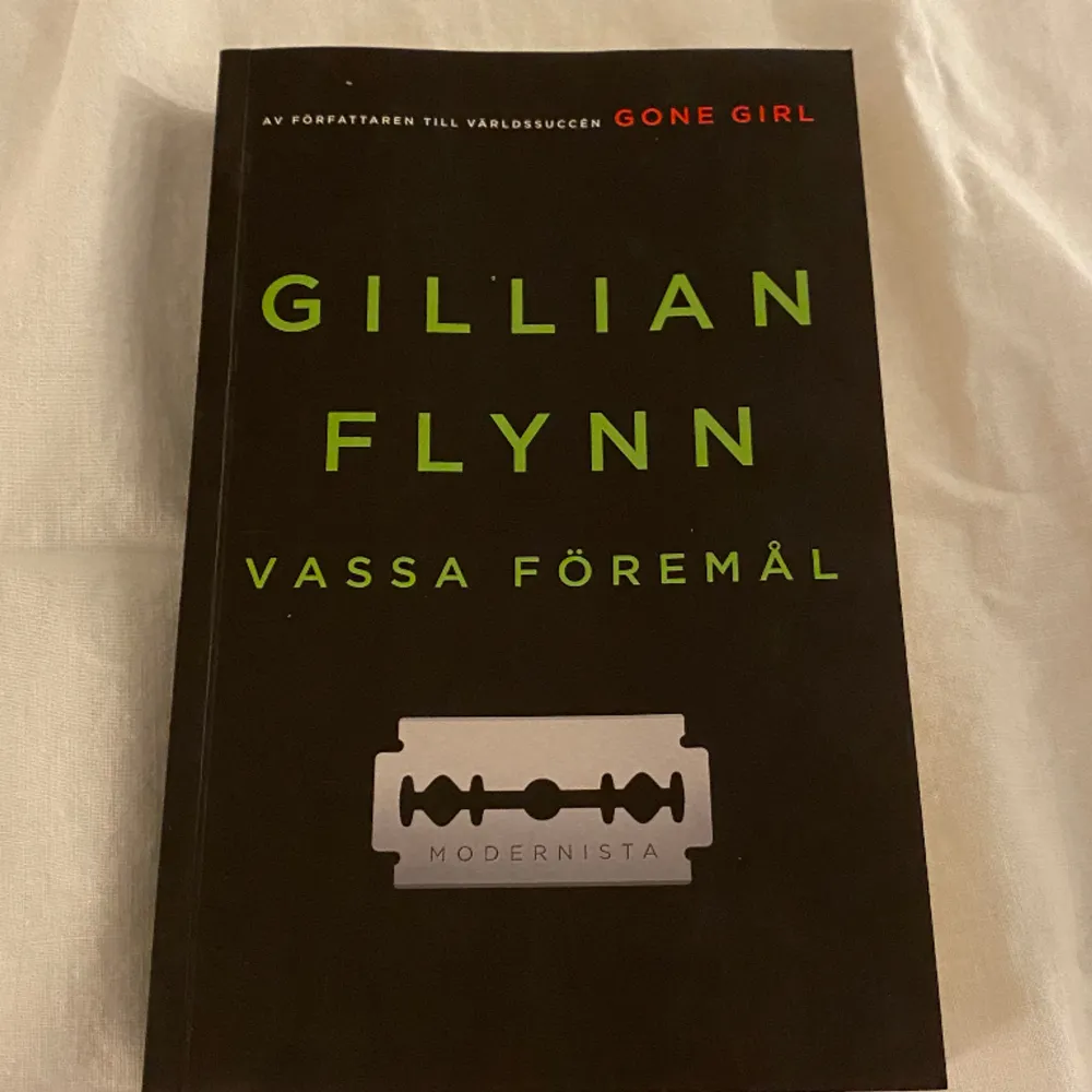 Boken vassa föremål av Gillian Flynn . Övrigt.