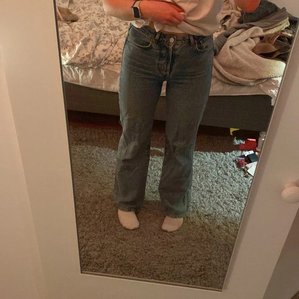 Ett par supersköna jeans från bikbok som jag säljer så de tyvärr är lite för små för mig. Jag är 172 cm lång så de är ganska långa🤩🥰! . Jeans & Byxor.