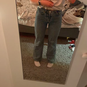 Jeans - Ett par supersköna jeans från bikbok som jag säljer så de tyvärr är lite för små för mig. Jag är 172 cm lång så de är ganska långa🤩🥰! 