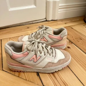 New Balance - New Balance sneakers i rosa / creme färg.  Använda några gånger och fortfarande i fint skick!   Storlek 37.