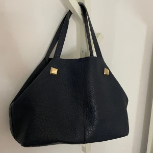 Stor väska  - En stor rymlig vintage väska som är köpt för 700kr❤️❤️ väldigt fin och bra till alla tillfällen❤️