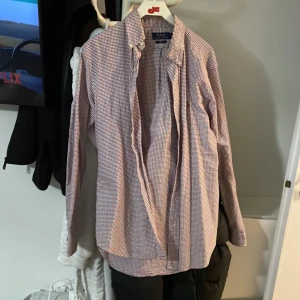 Ralph lauren skjorta - Tja säljer dena Ralph lauren skjorta eftersom jag själv inte gillar den Skick 8/10 knappast använd 