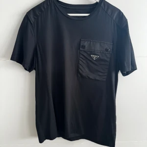T-shirt från Prada - En snygg t-shirt från Prada! 