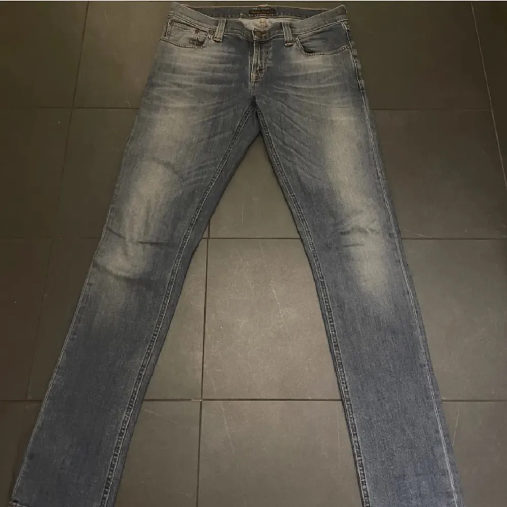  Säljer ett par riktigt snygga Nudie jeans (nästan nya) Stl W31 L34. Nypris på ca 1400 kr, vårat pris endast 350kr exklusive frakt, priset kan diskuteras vid snabb affär. Om ni vill byta eller om ni har några andra funderingar är det bara att skriva!. Jeans & Byxor.