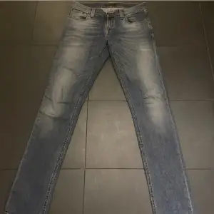  Säljer ett par riktigt snygga Nudie jeans (nästan nya) Stl W31 L34. Nypris på ca 1400 kr, vårat pris endast 350kr exklusive frakt, priset kan diskuteras vid snabb affär. Om ni vill byta eller om ni har några andra funderingar är det bara att skriva!