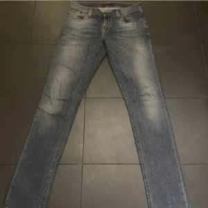 Nudie jeans  -  Säljer ett par riktigt snygga Nudie jeans (nästan nya) modell tight long John, Stl W31 L34. Nypris på ca 1400 kr, vårat pris endast 349 exklusive frakt, priset kan diskuteras vid snabb affär. Skriv vid funderingar🙌