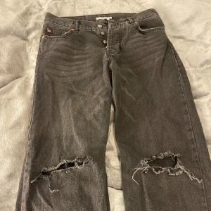 Junkyard Baggy Jeans med hål - Fick av min syster men de är för stora för mig. Köpta på junkyard och är i storlek 28. Använda ca 2-3ggr så är i superbra skick. Baggy och halvt lågmidjade. 