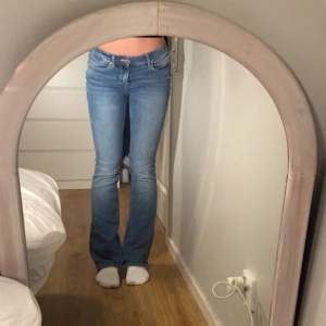 Säljer ett par mörkblåa bootcut jeans från Vero Moda!💙 I strl M och längd 32, men skulle säga att det är mer strl S, säljer för 300kr, helt nya! Nypris: 499kr