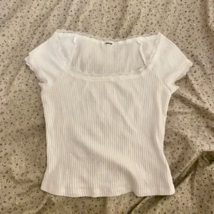 Vit top  - Söt top, aldrig använd 