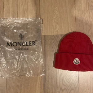 Moncler Mössa  - Ny skick använd en gång för länge sen, börjar bli varmt här nere i skåne så tänker att jag vill bli av med den, fin mössa till ett bra pris 