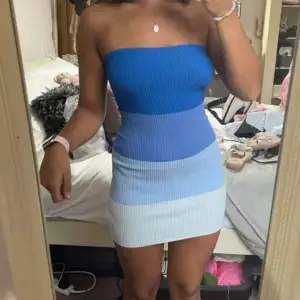 Säljer min blåa kort klänning, den är oanvänd så bra skick 💙 (Lånad bild)