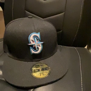 La keps  - Säljer en helt ny La keps, otroligt snygg till sommaren, dock vill jag sälja den eftersom mitt huvud var lite för liten för kepsen. Annars extremt fin keps 🧢 