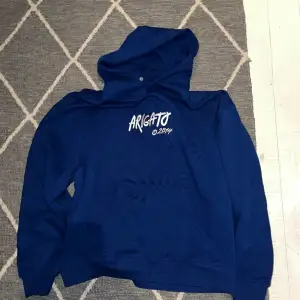 Säljer helt ny arigato hoodie i storlek L. Är endast använd en gång
