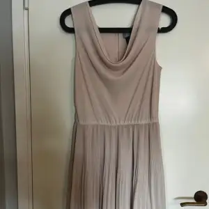 Rosa klänning från h&m i storlek 38, använd några gånger 