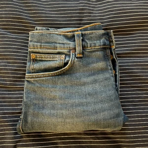 Nudie Jeans  - Säljer ett par fina Nudie Jeans i toppkvalitet. Snygg färg och skön passform. Modellen heter Grim Tim. 29/32 men passar 30/32. Köpta för 1600kr på Åhléns. Pris kan diskuteras 