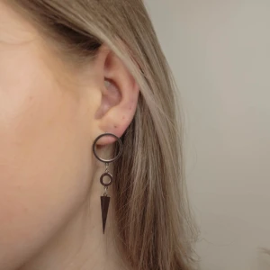 Öronhänge  - Stockholmstil silvriga öronhänge.  Använts vid produkt fotografering endast.  Rostfritt stol.