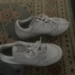 ADIDAS SKOR - säljer mina adidas skor i storlek 40 använda tre gånger. Inga defekter och jättefina. Köpte på JD i mall of Scandinavia original priset ligger nog på ungefär 1000-1300