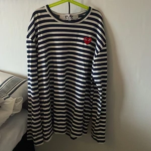 CDG Sweatshirt  - Säljer nu min snygg cdg tröja!😁 Väldigt bra skick och riktigt snygg till sommaren! Inga deffekter eller hål👍 Skick: 9,5/10 Storlek: Passar M Nypris: 1200kr Mitt pris: 350(inte hugget i sten)😄👍