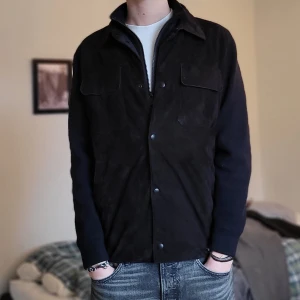 Massimo Dutti Cardigan - Riktigt fet Massimo Dutti cardigan i brun mocka med tygarmar! Fint skick, storlek M, modellen är 185!