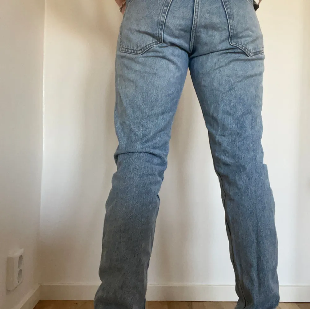 Ljusblåa jeans från weekday! Jag är ca 180 och väger 80kg!. Jeans & Byxor.