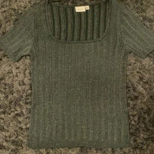 Glittrig tröja - Nästan aldrig använd 