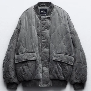 Jacka  - Säljer min skit snygga bomberjacka från Zara. Endast använd 1 gång då den tyvär ej kommer till användning pga ej min stil. Köptes för 859, helt slutsåld!!💕