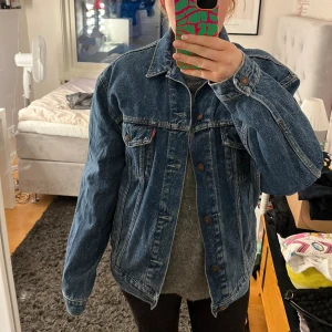 Levis jeans jacka - Jeans jacka från Levis, storlek L