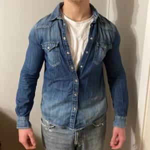 Jeansskjorta  - Använd några gånger men passar inte längre, fortfarande fint skick