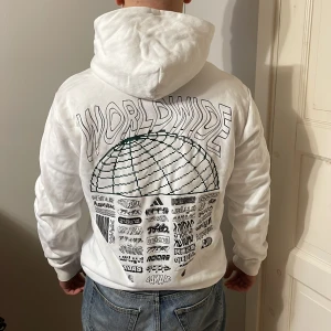 Adidas hoodie  - Nyskick knappt använd. 