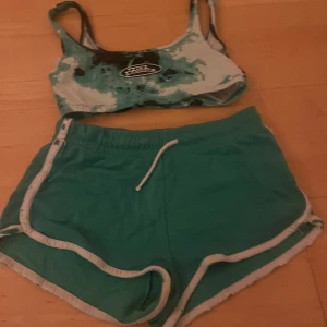 shorts och topp - shortsen är använda mycket, toppen knappt, det är tvättat. Toppen i bra skick men shortsen inte lika bra skick