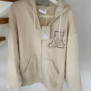 beige arigato hoodie i m för stor för mig men helt oanvänd och med lapp kvar på