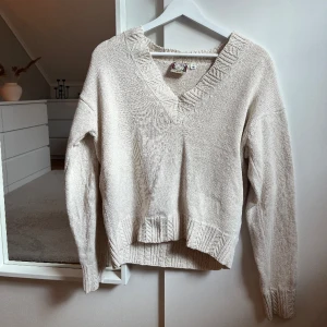Stickad tröja - Säljer denna så fina stickade tröjan💗 Storleken är M men den passar även mig som vanligtvis bär S💕