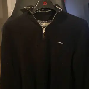 Säljer min gant halfzip då den är för stor. Har använts 3 gånger, inga defekter perfekt skick. Pris 650kr nypris cirka 1300kr 