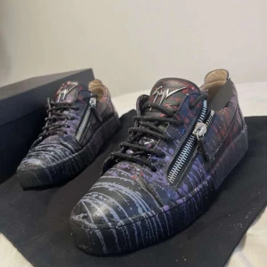 Giuseppe zanotti - Hej jag säljer mina Giuseppe Zanottis för billigt pris jämfört med ny pris som är cirka 7000kr Äkthetsbevis finns! 