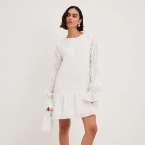 NAKD  - Säljer denna slutsålda klänning i storlek 36! Då den inte passade mig riktigt!  Nyskick! Lappen är kvar på klänningen!🥰