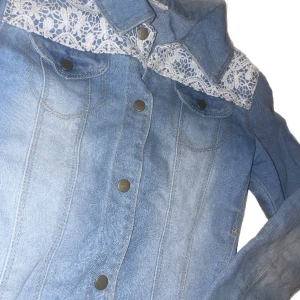 Jeans jacka  - Fin med spets och fina detaljer 
