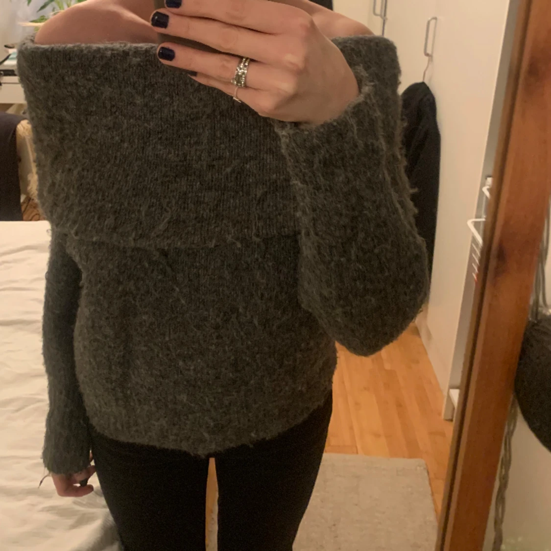 Off shoulder tröja i Mohair