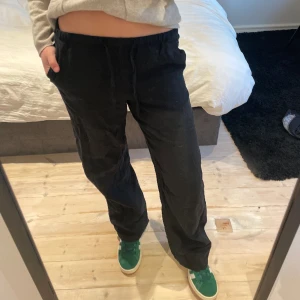 Svarta linnebyxor - Säljer dessa svarta linnebyxor från Gina Young då dem inte kommer till användning💕 Använd fåtal gånger och är i mycket bra skick!!🩷 Är i storlek 158/164 men passar perfekt på mig som har xs/s💖