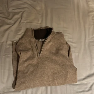 John Henric half zip tröja - Säljer nu en extremt fin John henric tröja, endast använd fåtal gånger skick 10/10 Nypris 999kr Mitt pris 379