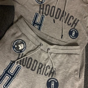 Hoodrich sett - Köpte settet från JD sports och har knappt haft på mig den då jag bytt stil. Detta är helt slutsålt ute. Köpte settet för 1500kr. Priset kan diskuteras. Köparen står för frakten. 