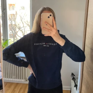 Tommy Hilfiger huvtröja - Tommy Hilfiger huvtröja. Väldigt fint skick! Storlek 176 men är som en XS